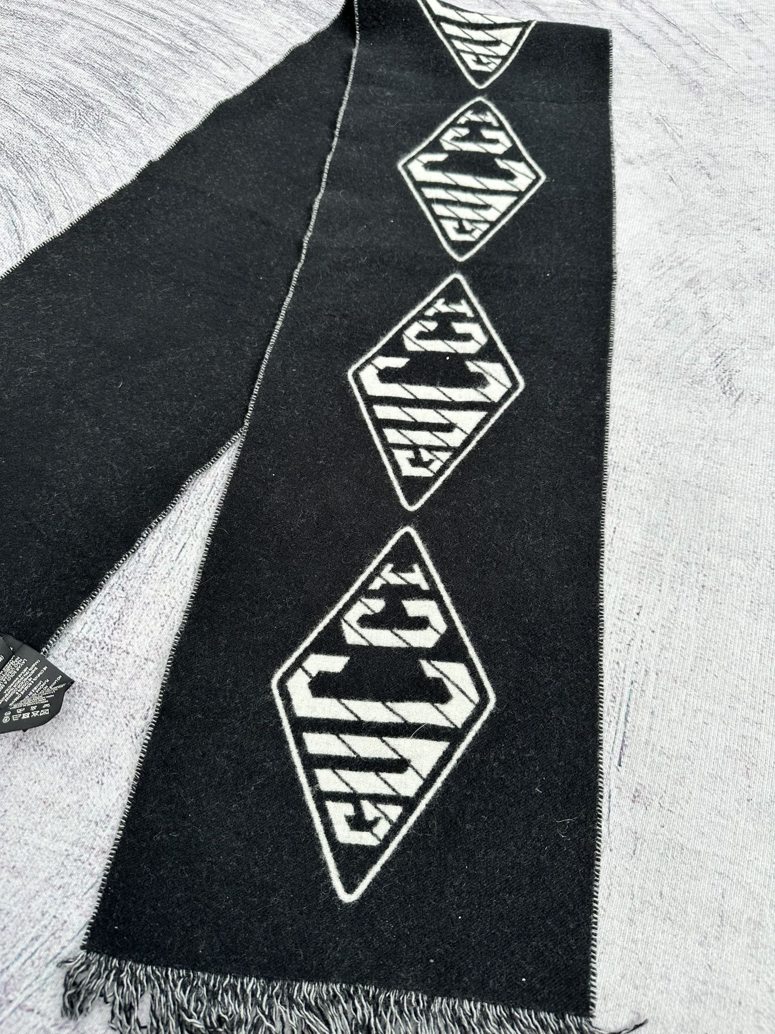 Gucci Gucci Scarf Black Logo Bicolor Fringe Wool and Cashmere Size ONE SIZE - 2 Thumbnail