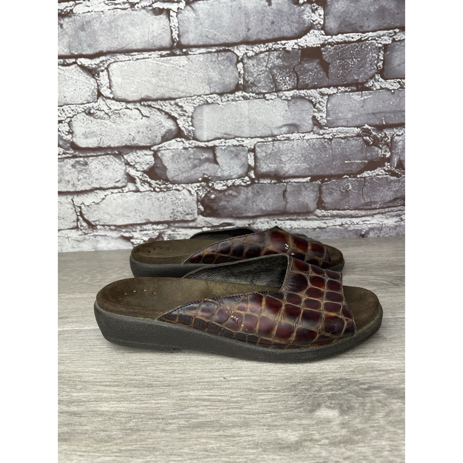 Mephisto Mephisto Brown Leather Croc Embossed Slip On Slides Sandals Size US 5 / IT 35 - 1 Thumbnail