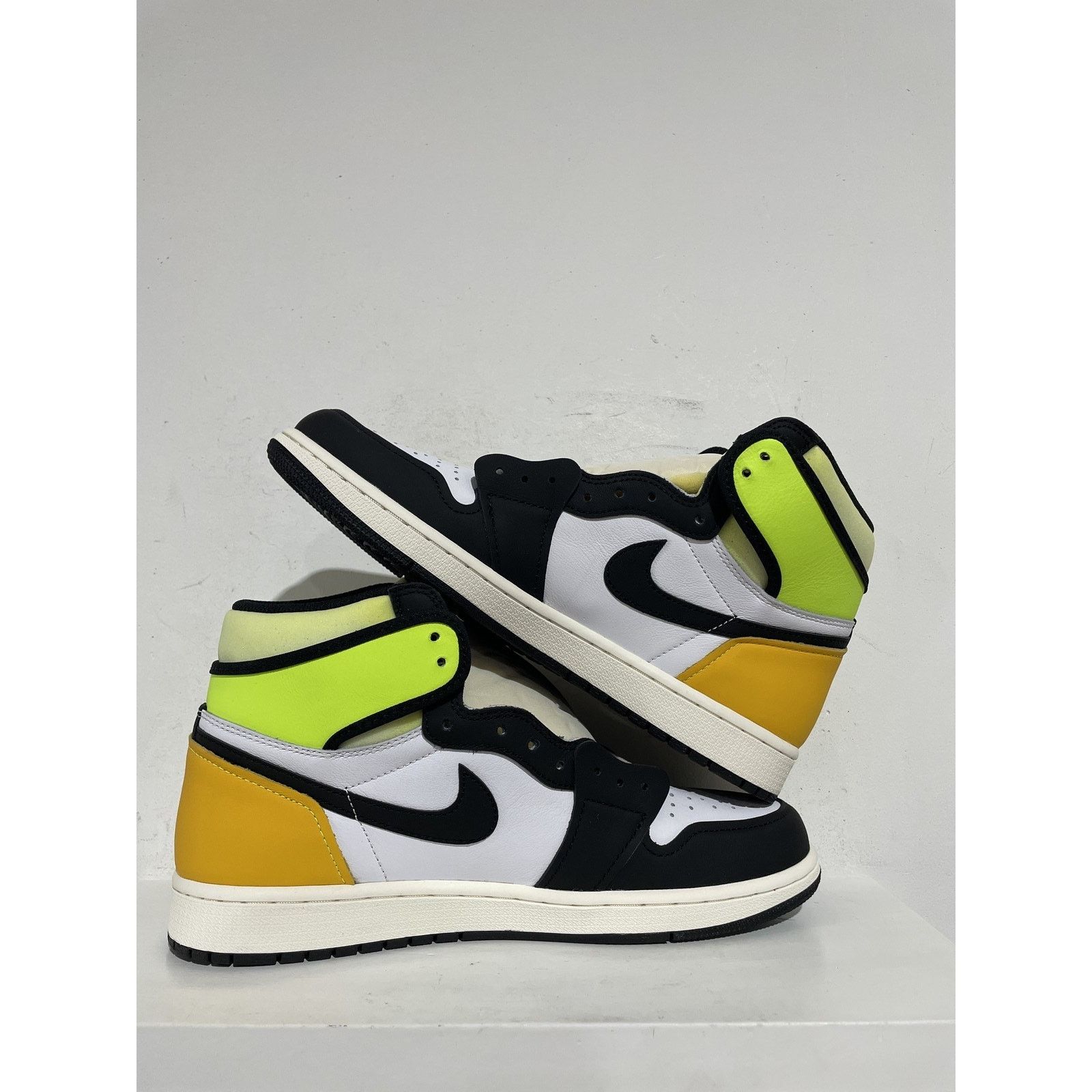 Jordan Brand NIKE JORDAN 1 HIGH WHITE BLACK VOLT UNIVERSITY GOLD Size US 10.5 / EU 43-44 - 2 Thumbnail