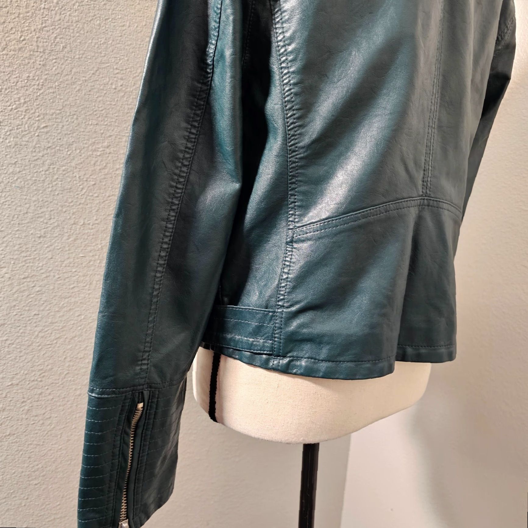 Vintage Jolt Women's Vegan Leather Jacket Green Size L Faux Fur Zipper Accents Jacket Size L / US 10 / IT 46 - 6 Thumbnail