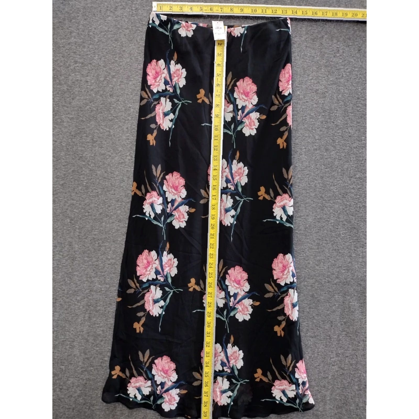 Banana Republic Banana Republic Skirt Women's Maxi Floral Black XS Long Silk Blend Pattern Bohemian Flower Color: Black Size XS Adults Women Size 26" / US 2 / IT 38 - 4 Thumbnail