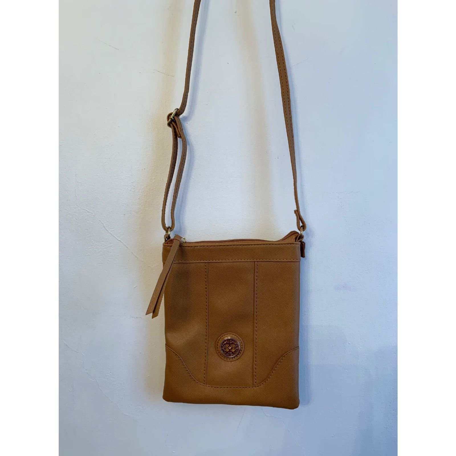 Vintage VINTAGE Light Brown Crossbody Handbag Faux Leather Goldtone Medallion Adjustable Strap Size ONE SIZE - 2 Thumbnail