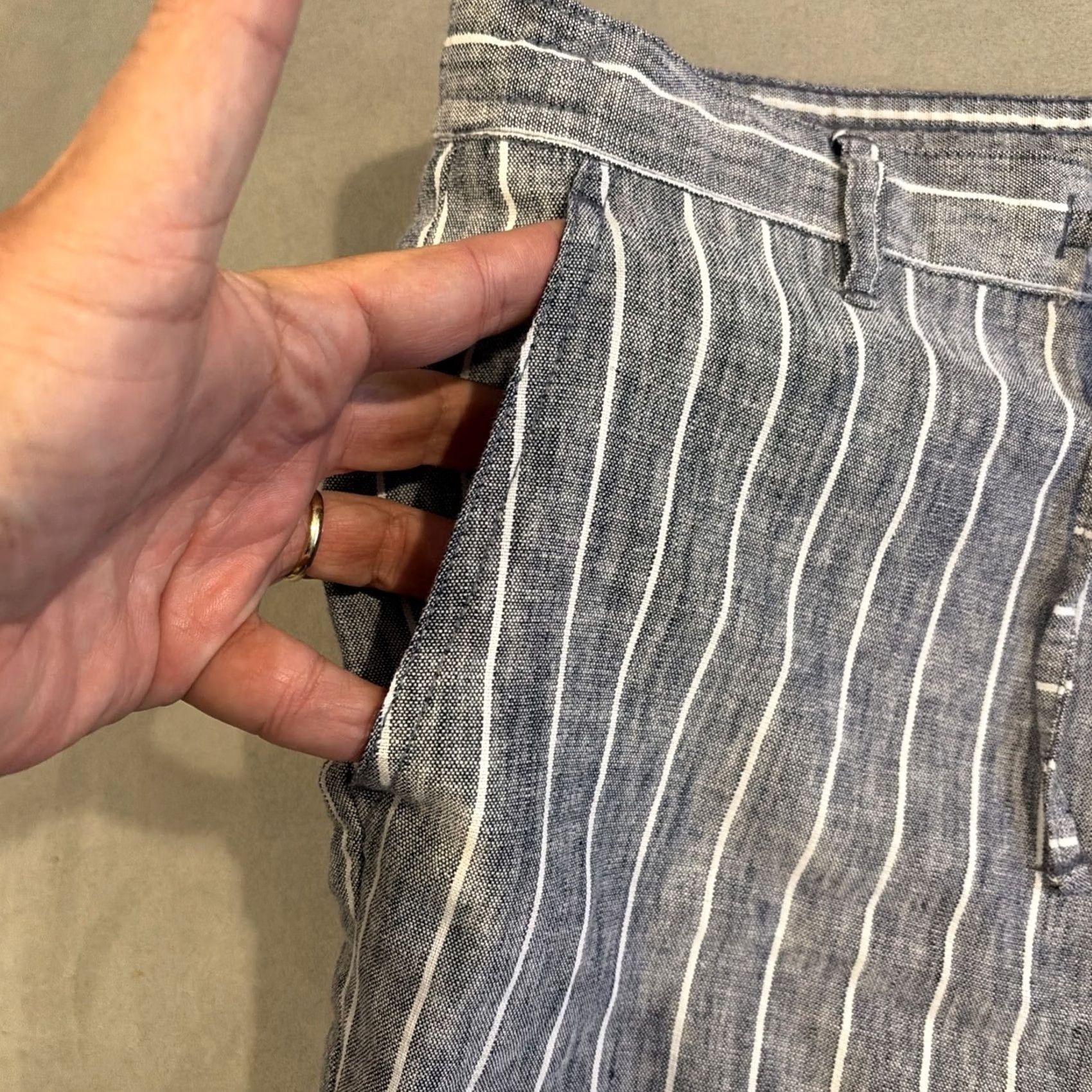 Hudson Hudson & Barrow NYC- Gray & White Striped Slastic Waist Shorts - 40" X 9" Inseam Shirt Mens Regular 40 Blue Size US 40 / EU 56 - 2 Thumbnail
