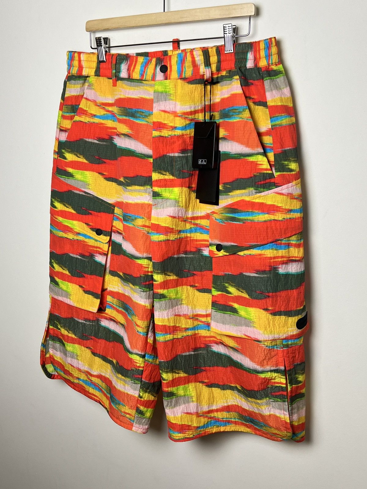 Dsquared2 900$ dsquared2 shimmer nylon ripstop camo cargo shorts m-l Size US 34 / EU 50 - 6 Thumbnail