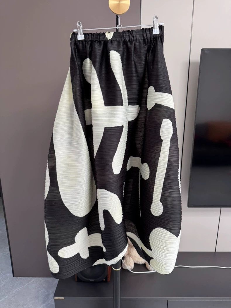 Issey Miyake Issey Miyake size:3 A black oracle bone script skirt Size 34" / US 12 / IT 48 - 2 Thumbnail