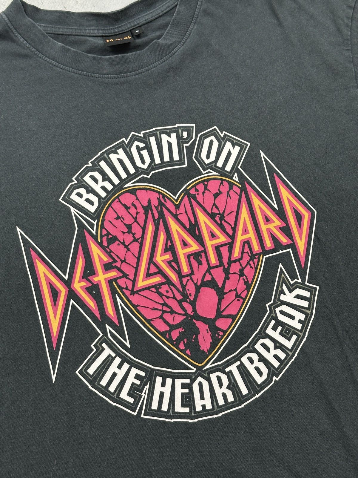 Band Tees Def Leppard "Bringin’ On the Heartbreak" Graphic Tee 2021 Size US M / EU 48-50 / 2 - 5 Thumbnail