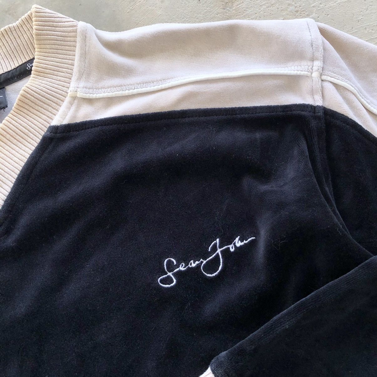 SEAN JOHN Rare Design Velvet V-neck Sweatshirt