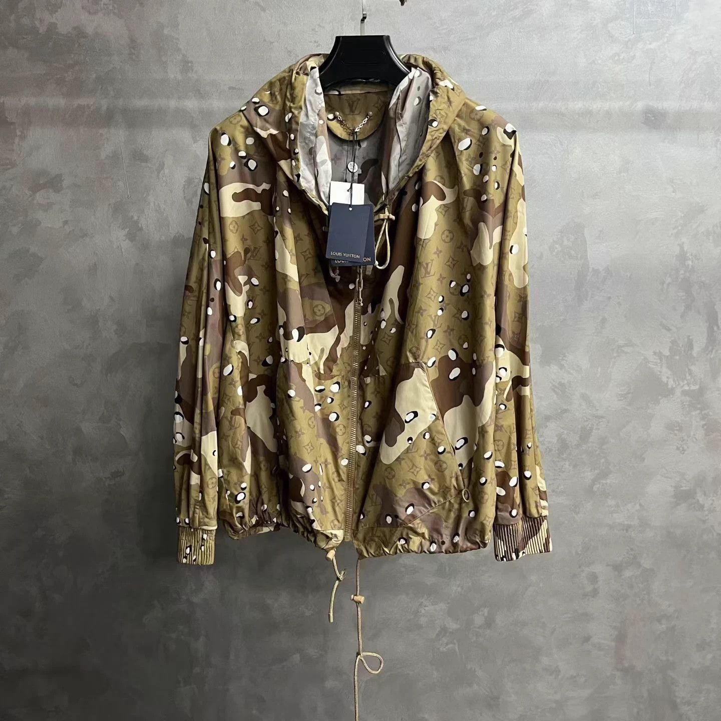Louis Vuitton Louis Vuitton Beige Allover Print Hooded LS Jkt Size US S / EU 44-46 / 1 - 1 Thumbnail