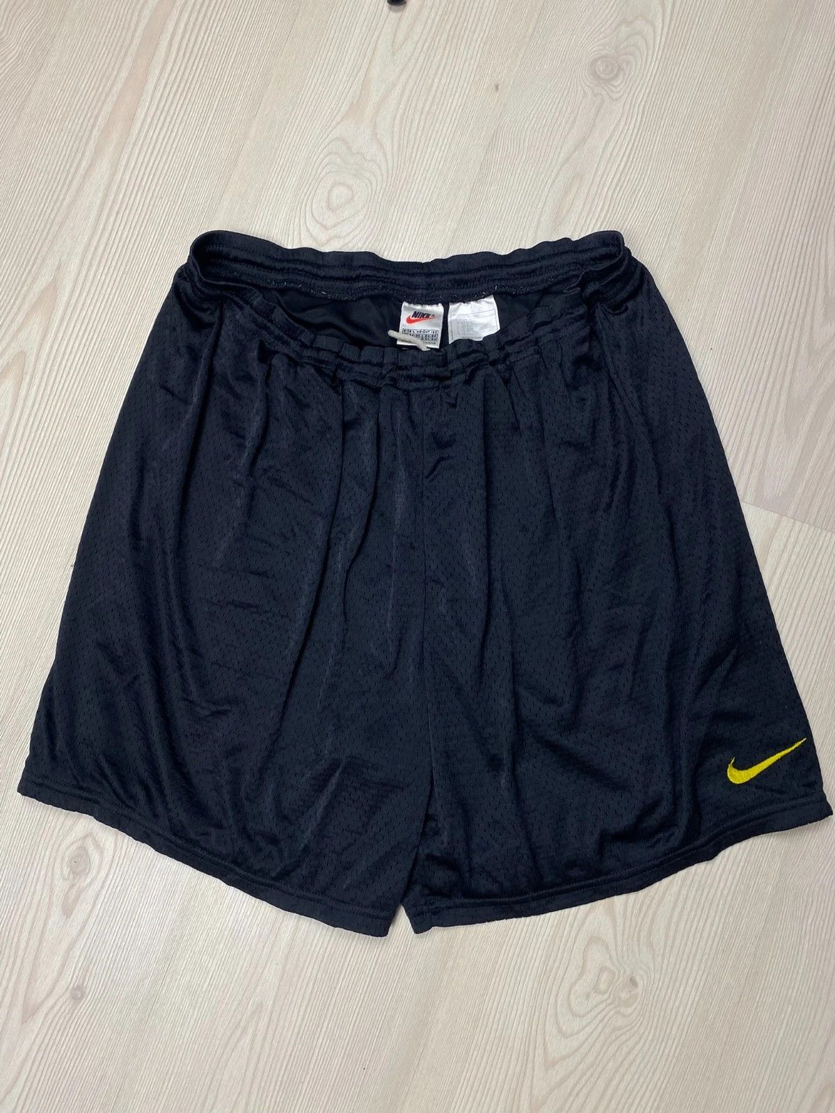 Nike Nike Black Mesh Athletic Vintage Basketball Shorts Swoosh Size US 36 / EU 52 - 1 Thumbnail