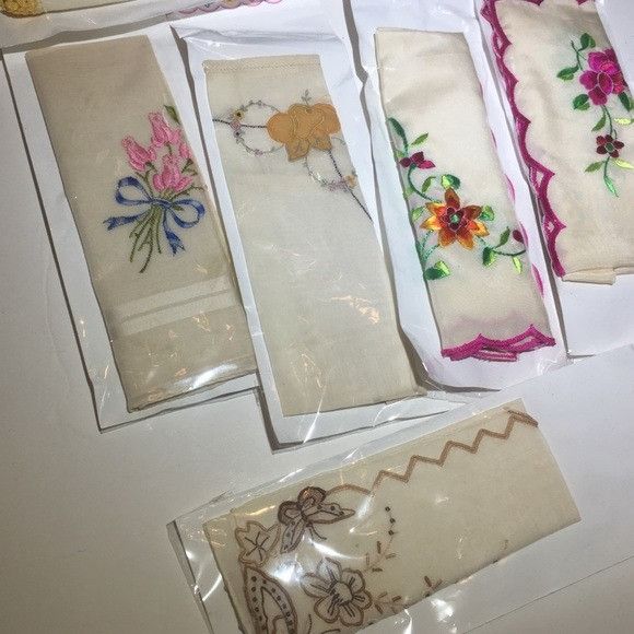 Vintage Vintage lot of six handkerchief, napkins & Scarves Size ONE SIZE - 2 Thumbnail