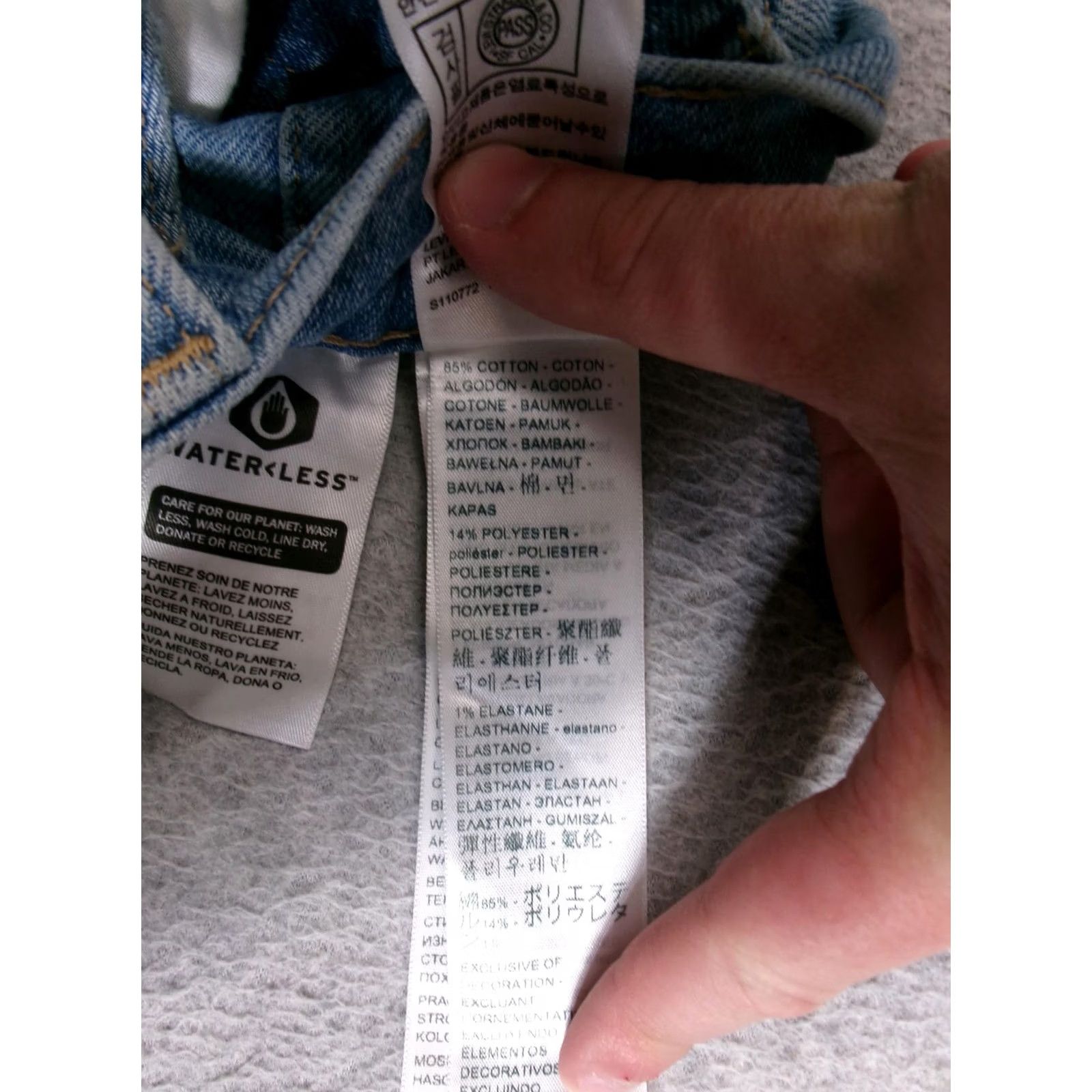 Levi's Levi'S High Waisted Mom Jeans Women 31 Blue Light Wash Raw Hem Crop Stretch Denim Size 24" / US 00 / IT 34 - 5 Thumbnail