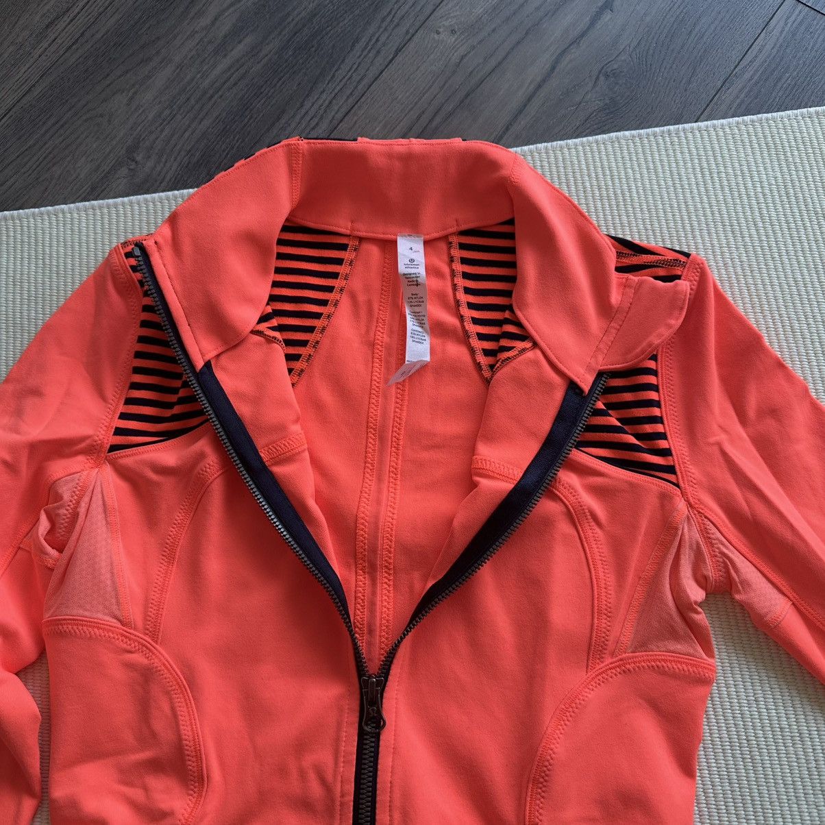 Lululemon Lululemon Forme Light Flare Classic Stripe Inkwell Jacket Size S / US 4 / IT 40 - 5 Thumbnail