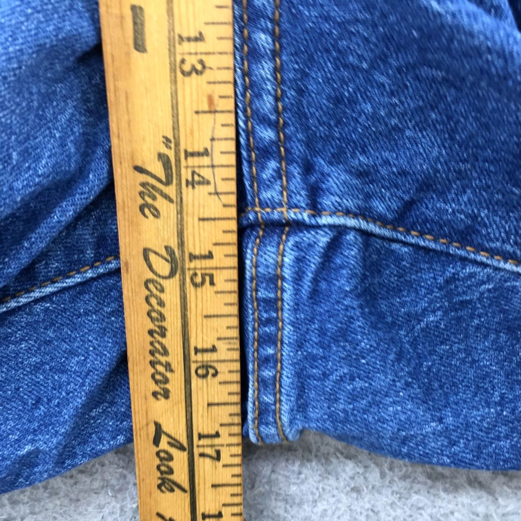 Vintage Universal Thread Capri Jeans Womens 24 Blue Denim Cut-off Buttons Jeans Capris Womens 24 Blue Den​im Size 42" / US 20 - 7 Thumbnail