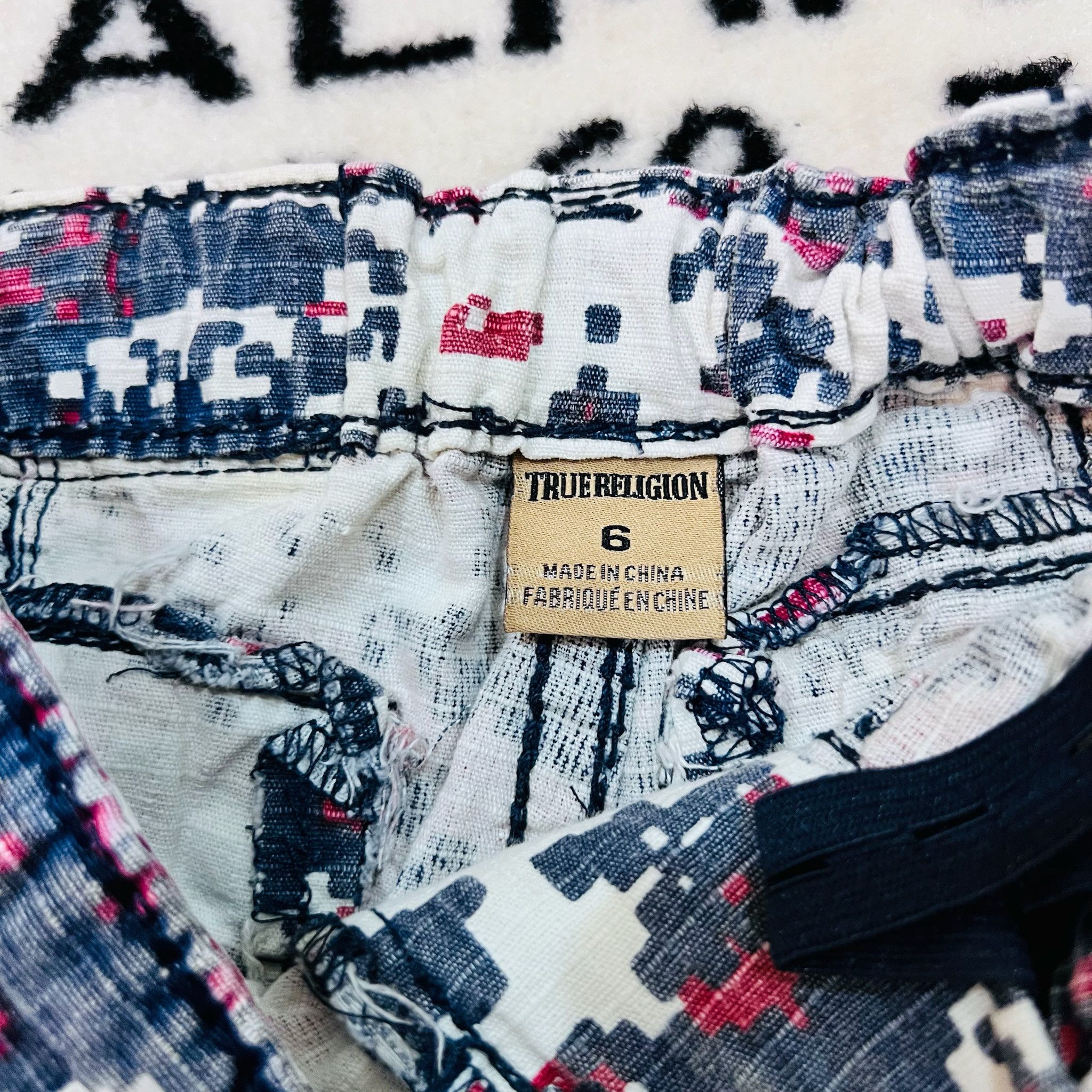 True Religion True Religion Digital Camo Back Flap Pockets Logo Shorts Size 28" / US 6 / IT 42 - 4 Thumbnail
