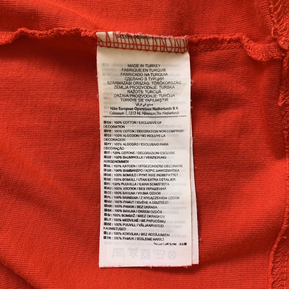 Nike Nike Sportswear Mini Swoosh Logo T-Shirt Vintage Y2K Size US L / EU 52-54 / 3 - 9 Thumbnail