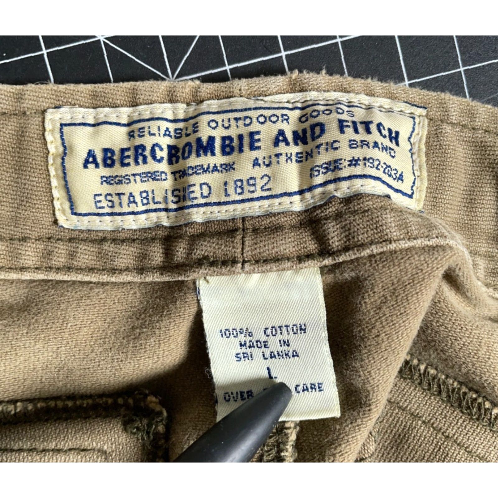 Abercrombie & Fitch VINTAGE Abercrombie & Fitch Cargo Shorts Men L Beige 36 x 10 Button Fly Fatigues Size US 33 - 3 Thumbnail