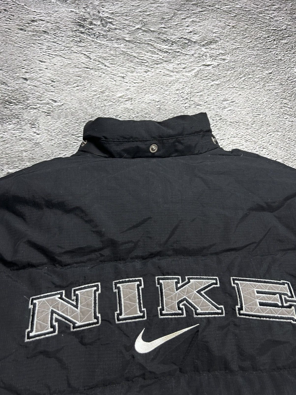 Nike Nike black puffer jacket big logo vintage 90s spell out Size US M / EU 48-50 / 2 - 2 Thumbnail