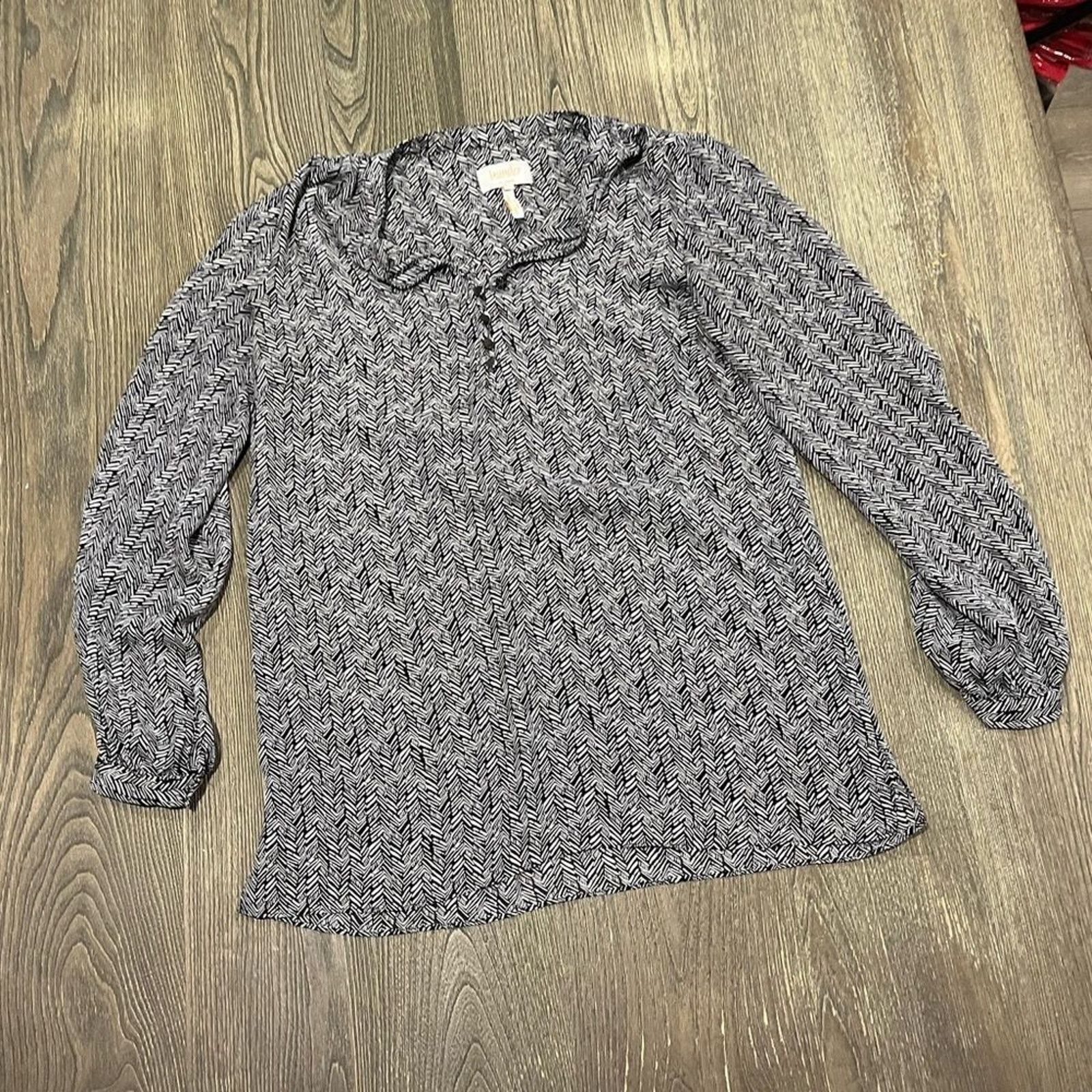 Laundry by Shelli Segal Laundry by Shelli Segal Blouse Long Sleeve V-Neck Printed XS Size XS / US 0-2 / IT 36-38 - 1 Thumbnail