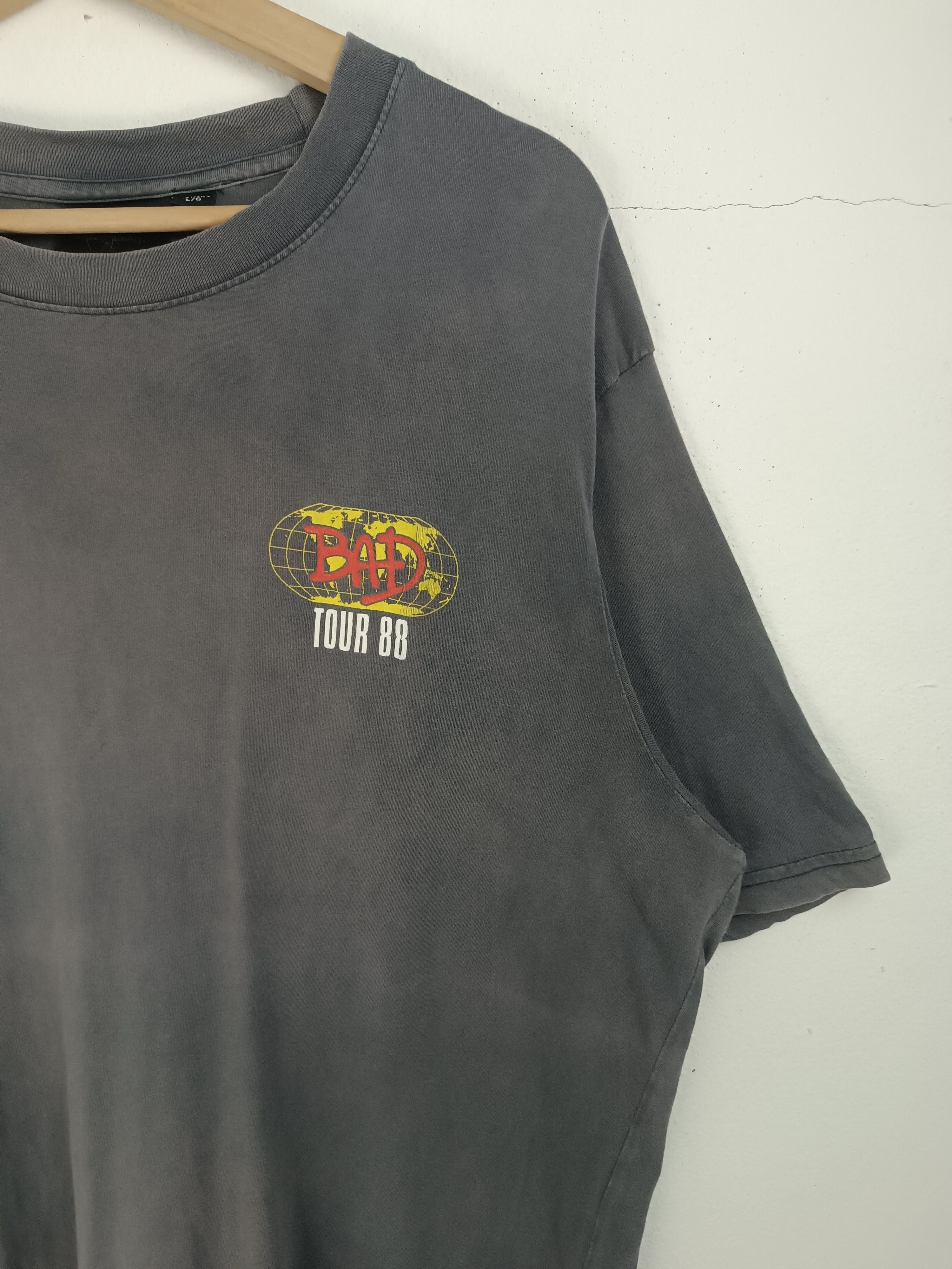 Michael Jackson VINTAGE FADED MICHAEL JACKSON BAD TOUR 88 TEE Size US L / EU 52-54 / 3 - 6 Thumbnail