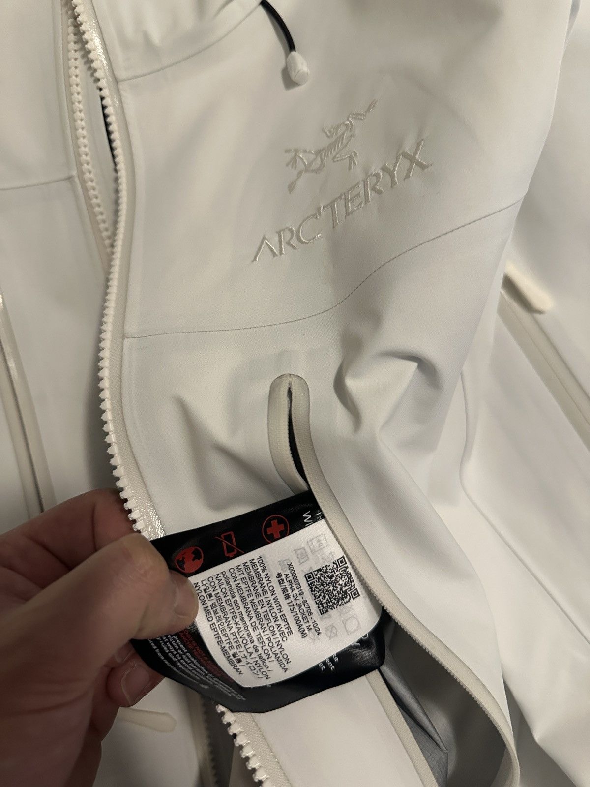 Arc'teryx Mens Arc’teryx Alpha SV (Whiteout) Size US M / EU 48-50 / 2 - 4 Thumbnail