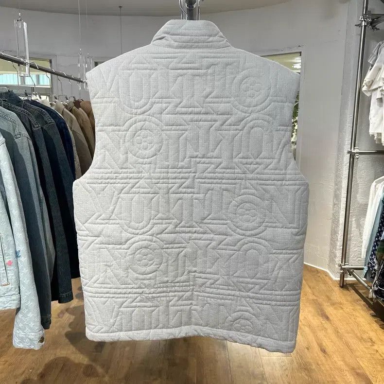 Louis Vuitton Louis Vuitton SS23 solid full-width Vuitton logo down vest Size US M / EU 48-50 / 2 - 2 Thumbnail