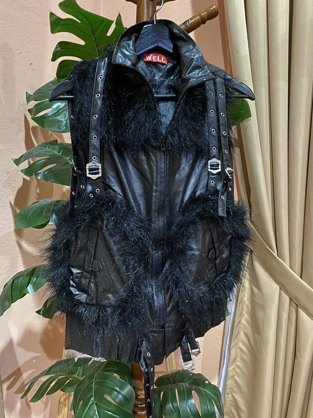 Japanese Brand WELL Black Leather Vest with Fur Trim and Buckle Straps Size US M / EU 48-50 / 2 - 3 Thumbnail