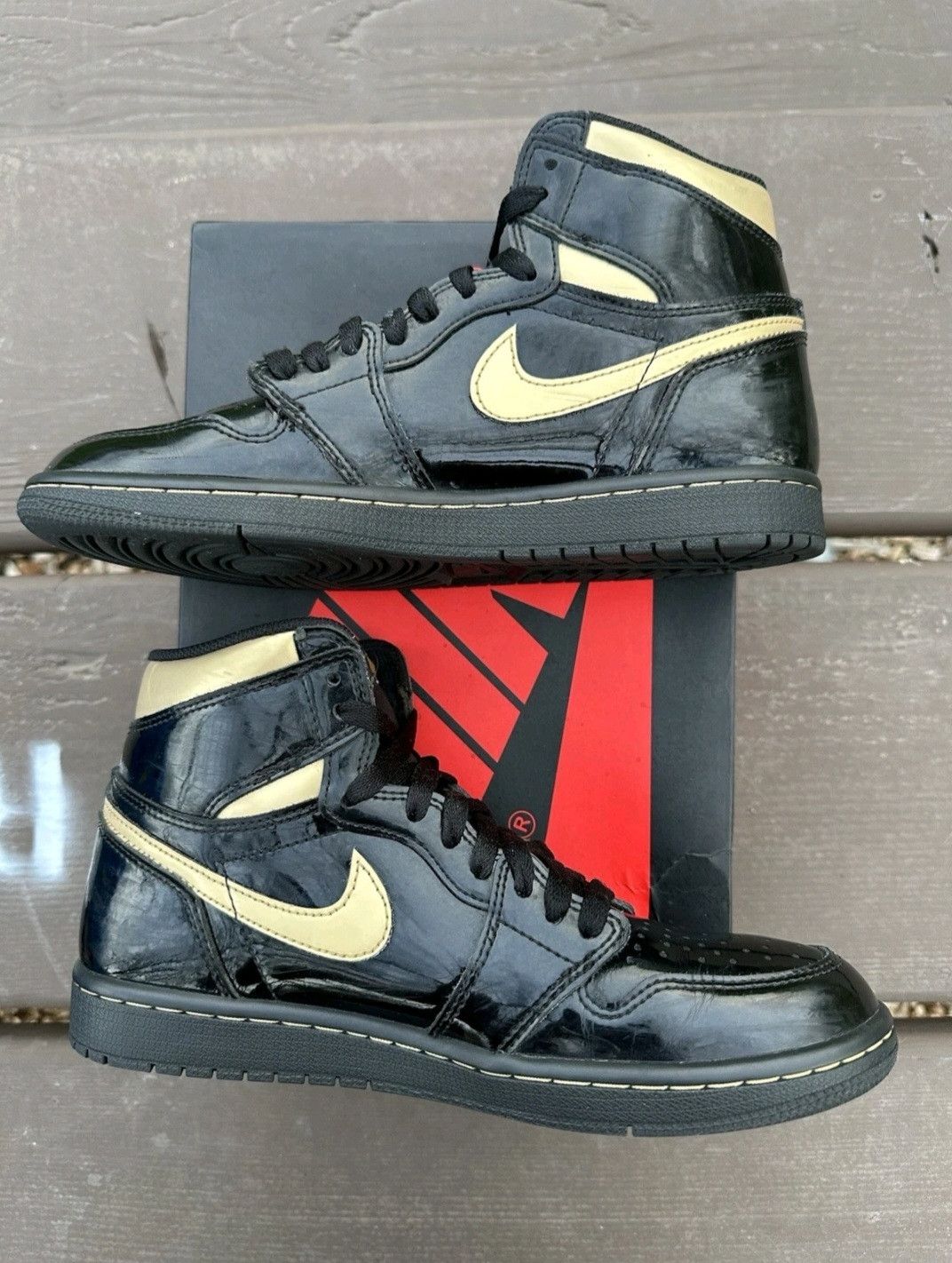Jordan Brand Air Jordan Retro 1 High OG Black Metallic Gold Size 7.5 Men Size US 7.5 / EU 40-41 - 4 Thumbnail