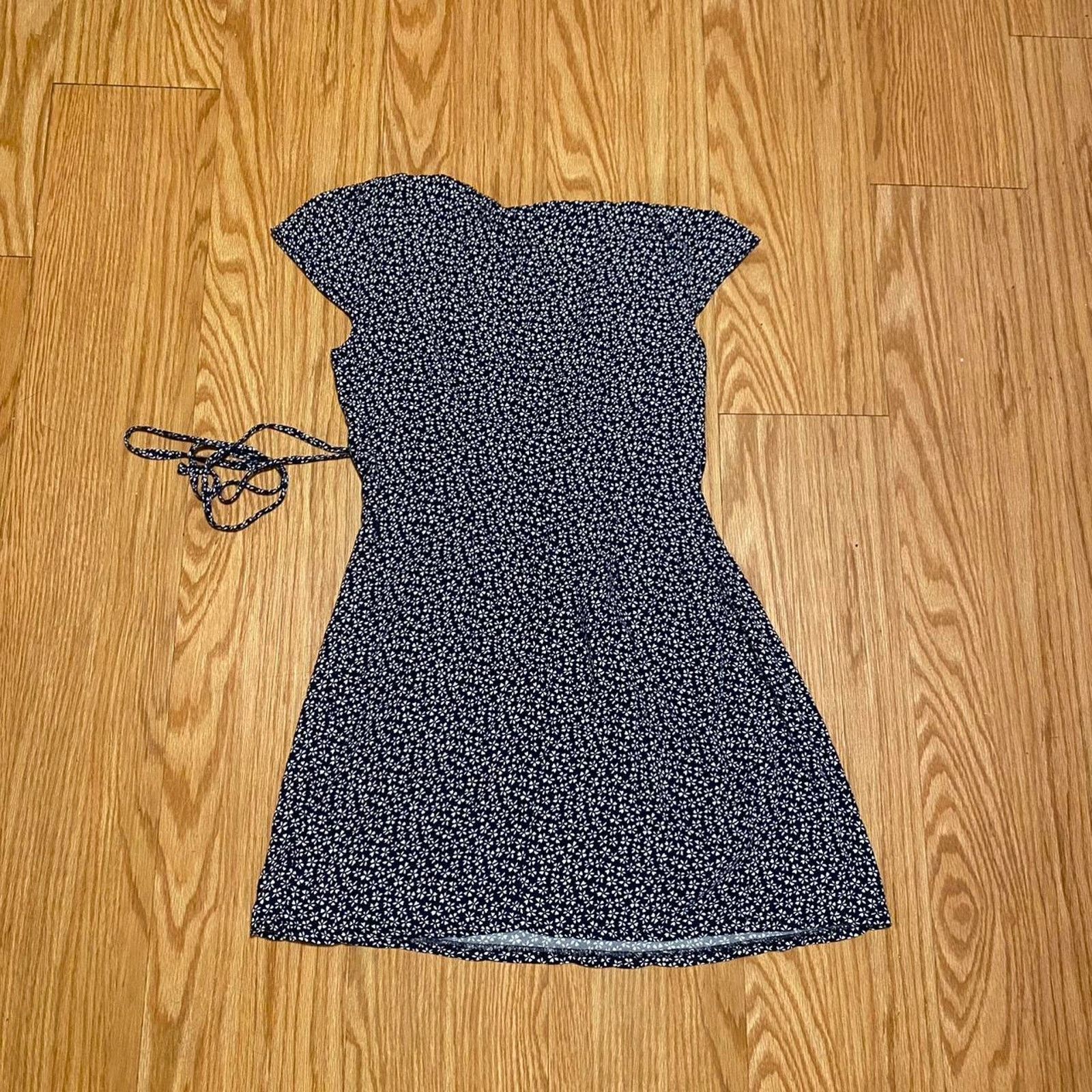 Brandy Melville Brandy Melville print tie dress Size M / US 6-8 / IT 42-44 - 5 Thumbnail
