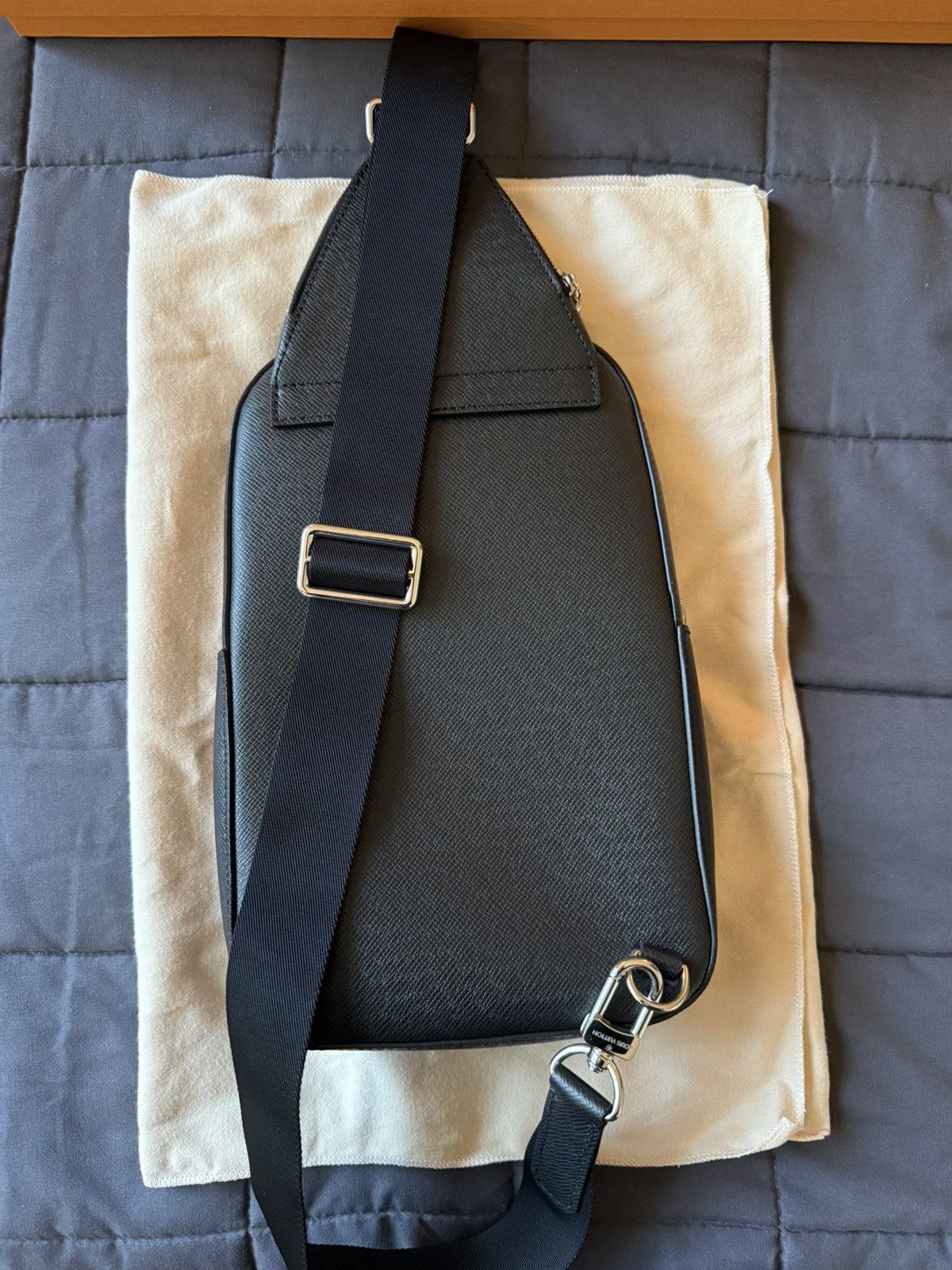 Louis Vuitton Avenue Slingbag Taiga Leather Size ONE SIZE - 2 Thumbnail