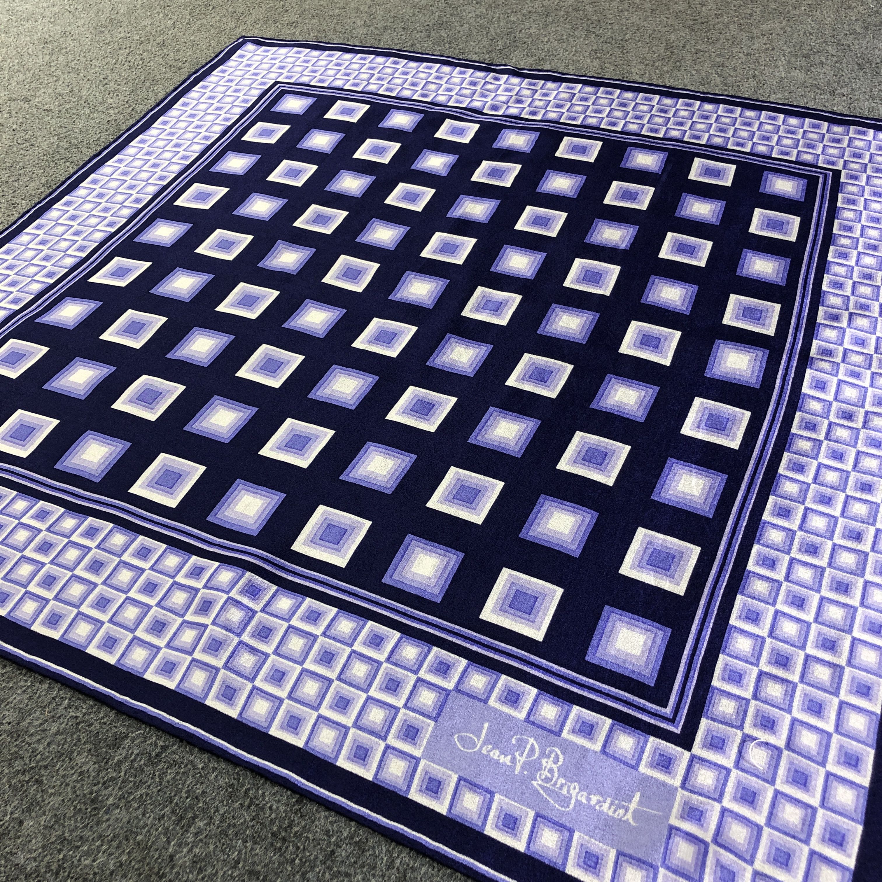 Japanese Brand Jean P.Brigardiot Abstract Hand Rolled Silk Scarf M1025 Size ONE SIZE - 3 Thumbnail