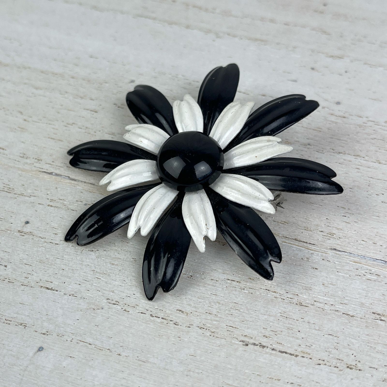 Vintage VTG 1960’s Black White Daisy Flower Brooch Pin Metal Enamel Size ONE SIZE - 3 Thumbnail