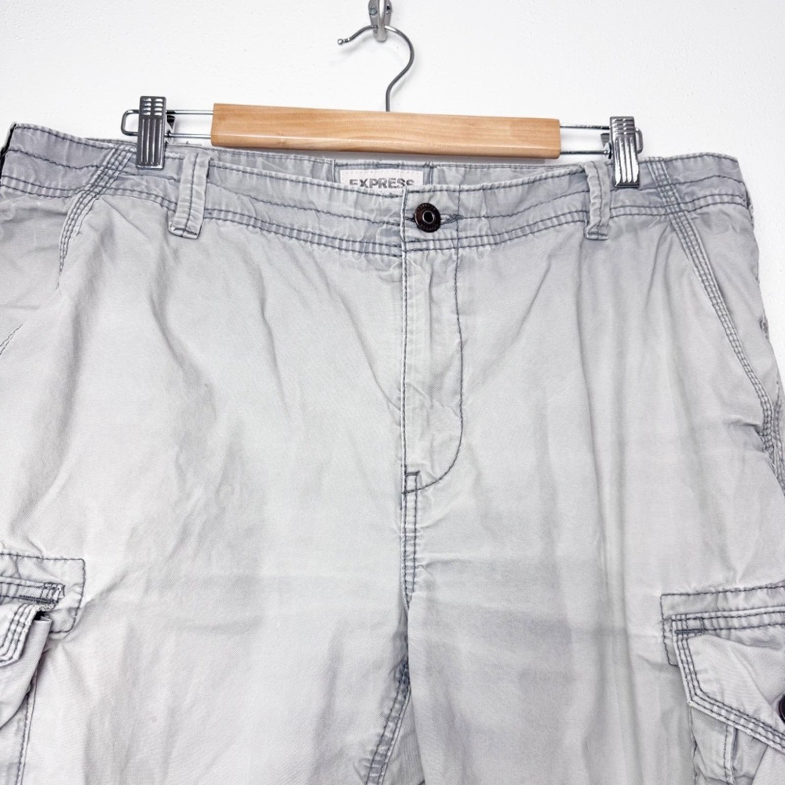 Express Express 10” Grey Contrast Stitch Cargo Shorts Men’s Size 38 Size US 38 / EU 54 - 3 Thumbnail