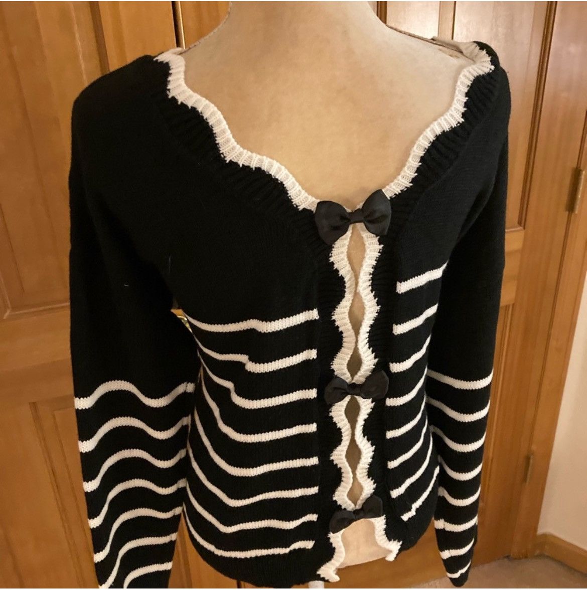 Designer × Other NWT, Lavishly Paris Scallop Trim Bowknot Back Sweater Size M / US 6-8 / IT 42-44 - 4 Thumbnail