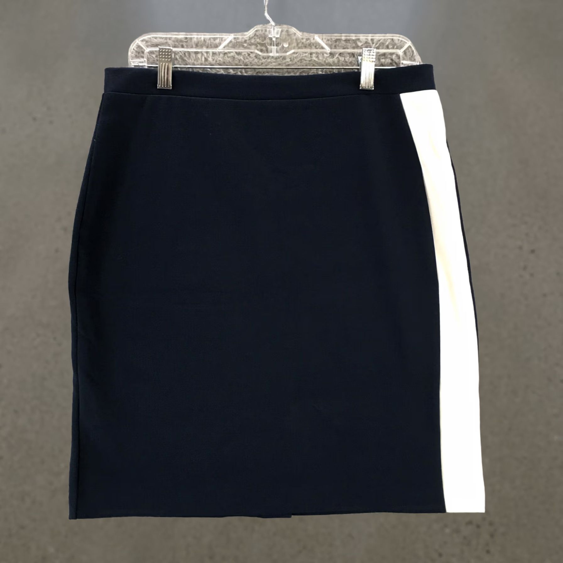 Banana Republic Banana Republic Skirt Womens 8 Blue White Back Zip Knee Length Casual Straight & Pencil Womens 8 Blue White Back Zip Knee Length Regular Size 30" / US 8 / IT 44 - 1 Thumbnail