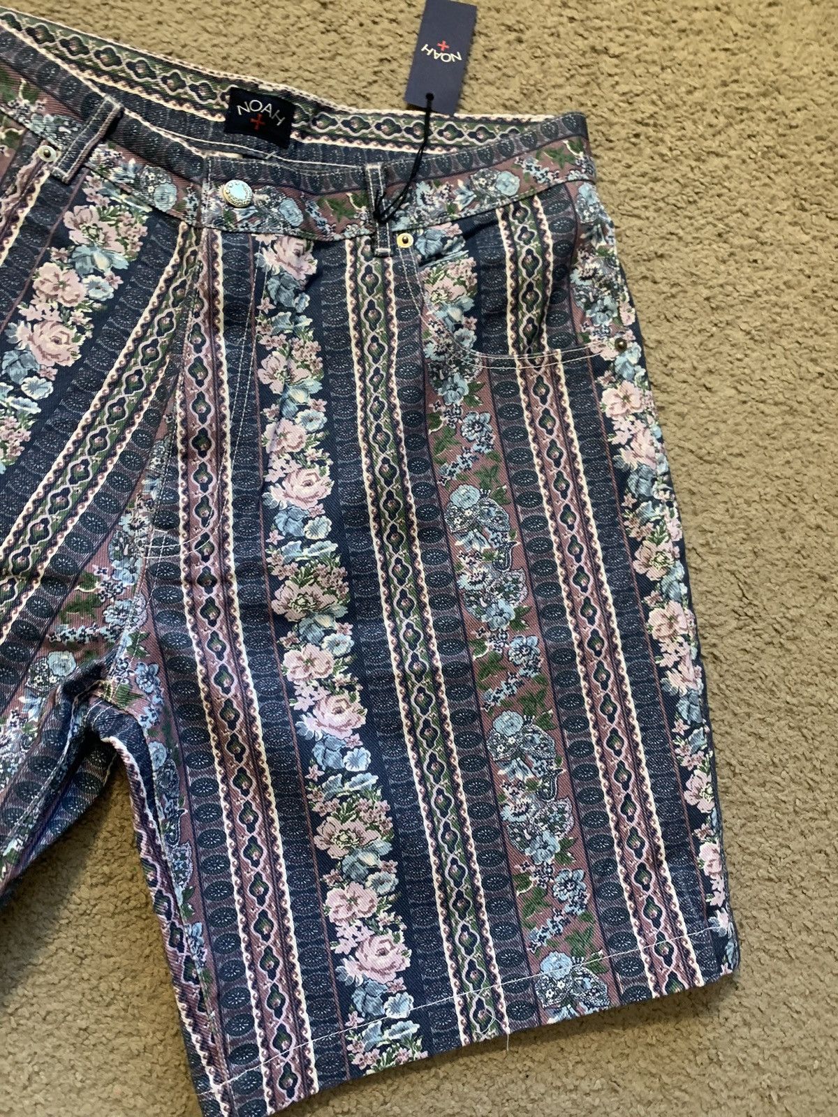 Noah NOAH 90’s STYLE DENIM STRIPED FLORAL SHORTS Size US 34 / EU 50 - 3 Thumbnail