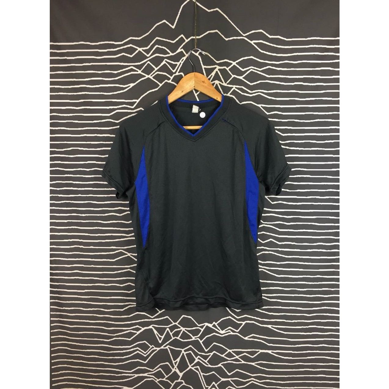 Japanese Brand × Uniqlo Uniqlo Body Tech V-Neck Activewear Jersey Size S Size US S / EU 44-46 / 1 - 2 Thumbnail