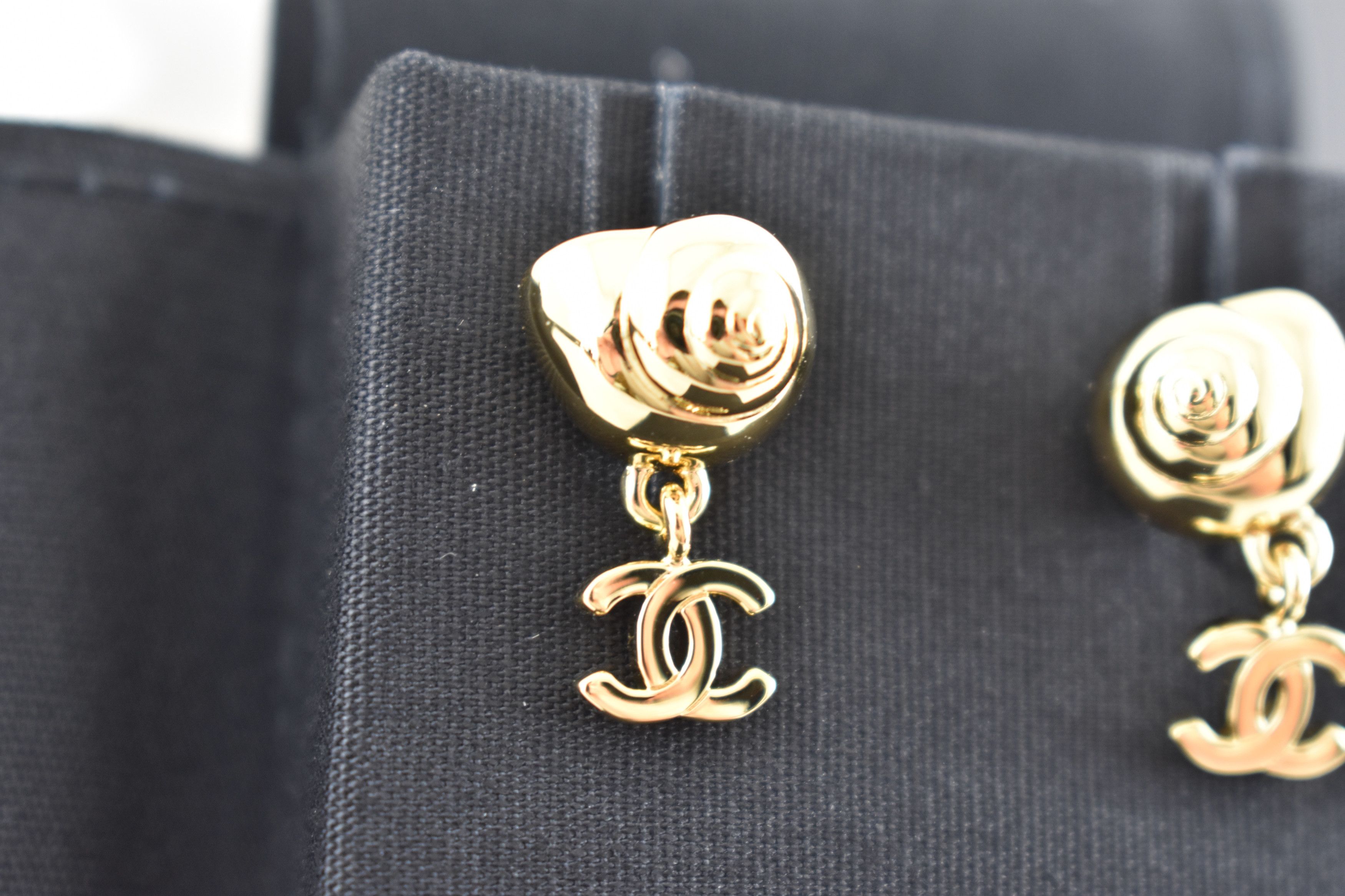 Chanel 26M Coco Beach Shell Seashell CC Logo Dangle Stud Earrings Size ONE SIZE - 15 Thumbnail