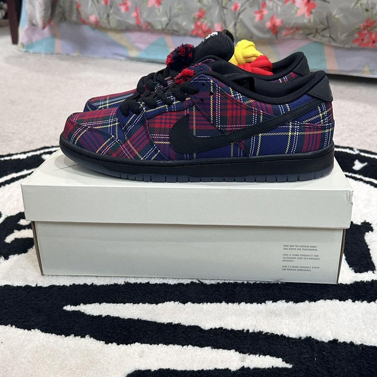 Nike SB Nike SB Dunk Low ‘Nardwuar’ Size US 11 / EU 44 - 2 Thumbnail