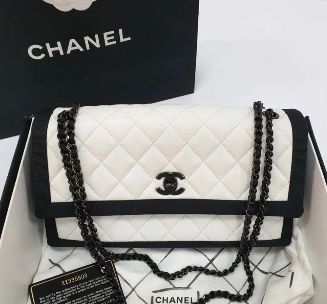 Chanel CHANEL White Leather Black Trimmed Bag