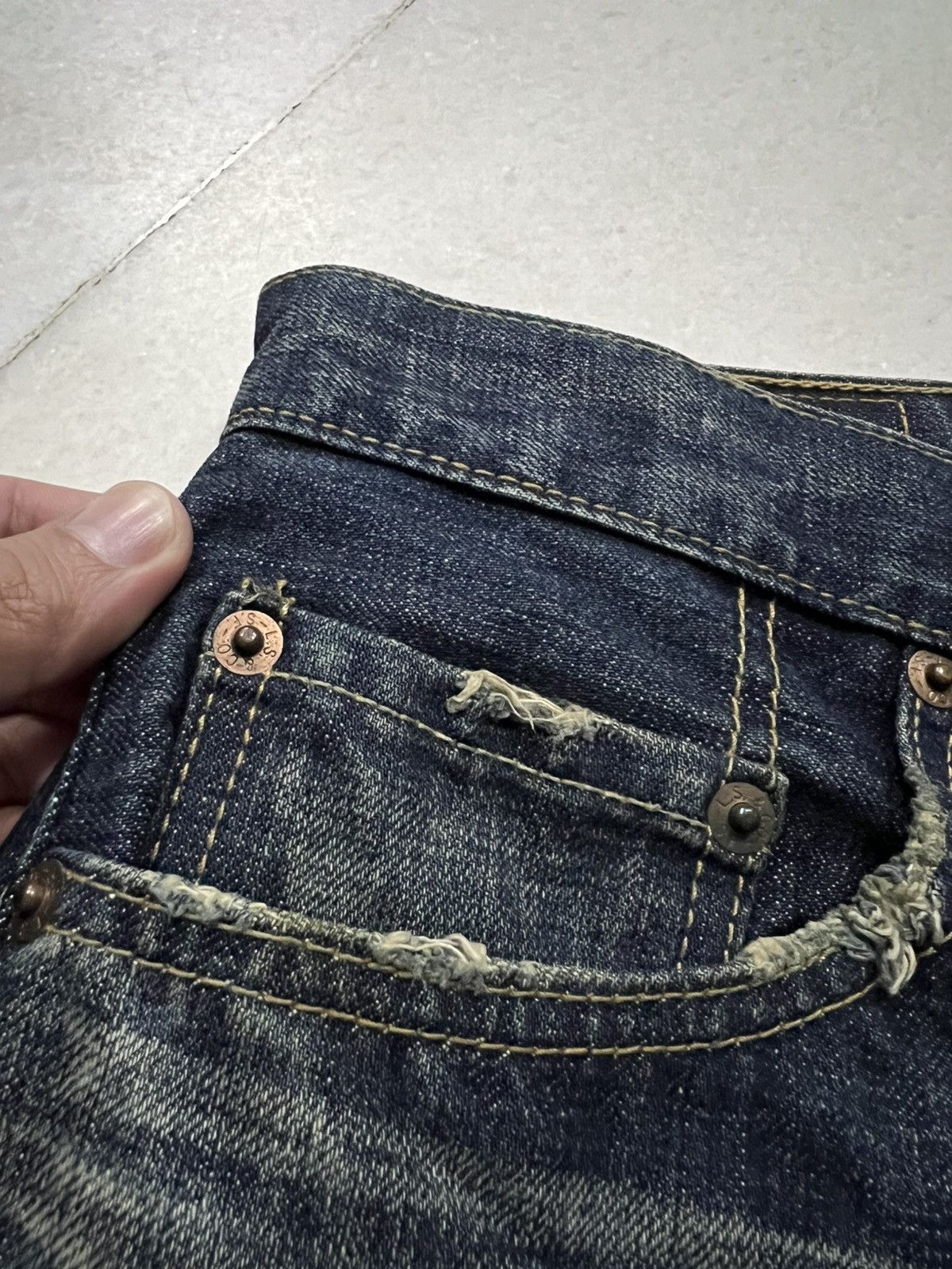 Levi's × Levi's Vintage Clothing VINTAGE 90’s STYLE LEVIS 501 BUTTON FLY DISTRESS JEANS Size US 31 - 9 Thumbnail