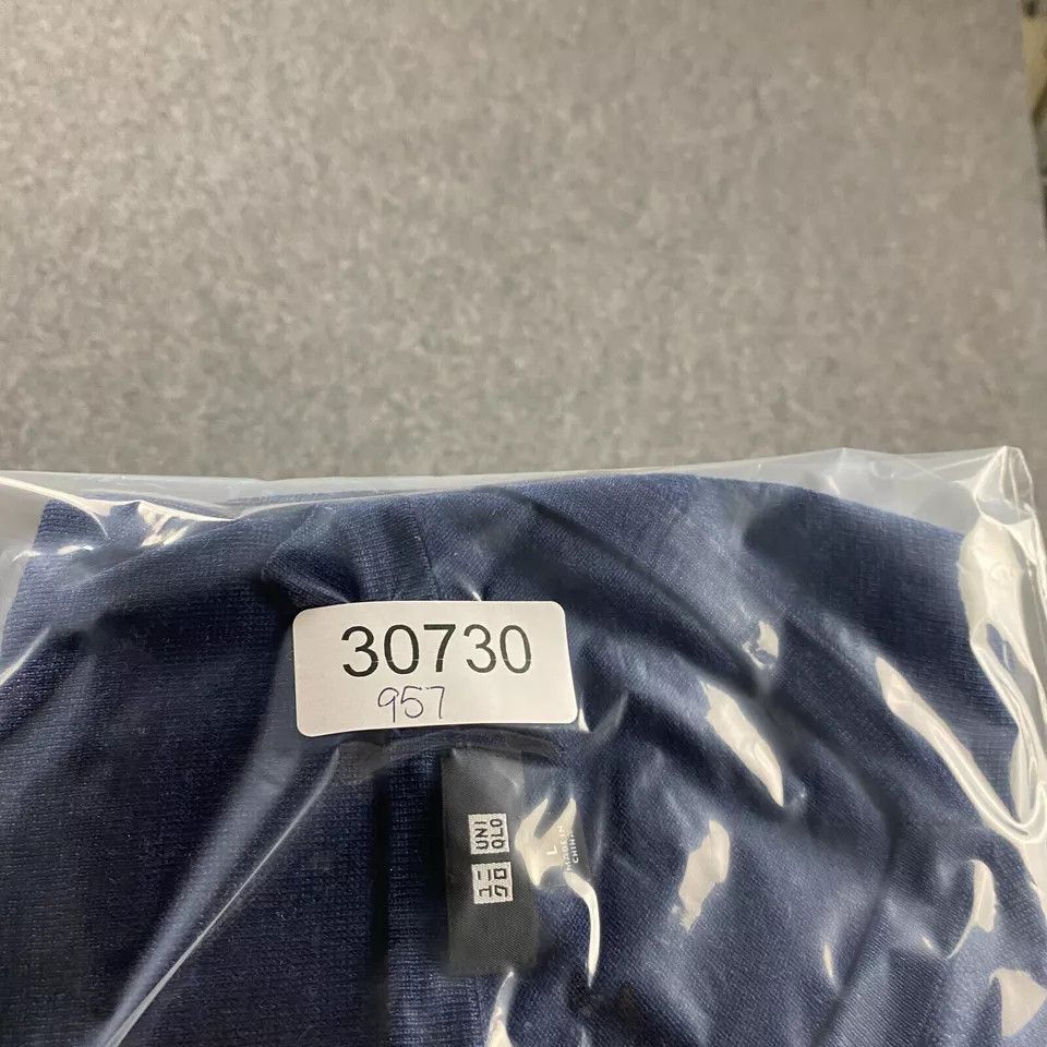 Uniqlo Uniqlo Sweater Mens Large Blue V-Neck Pullover Casual Wool Size US L / EU 52-54 / 3 - 8 Thumbnail