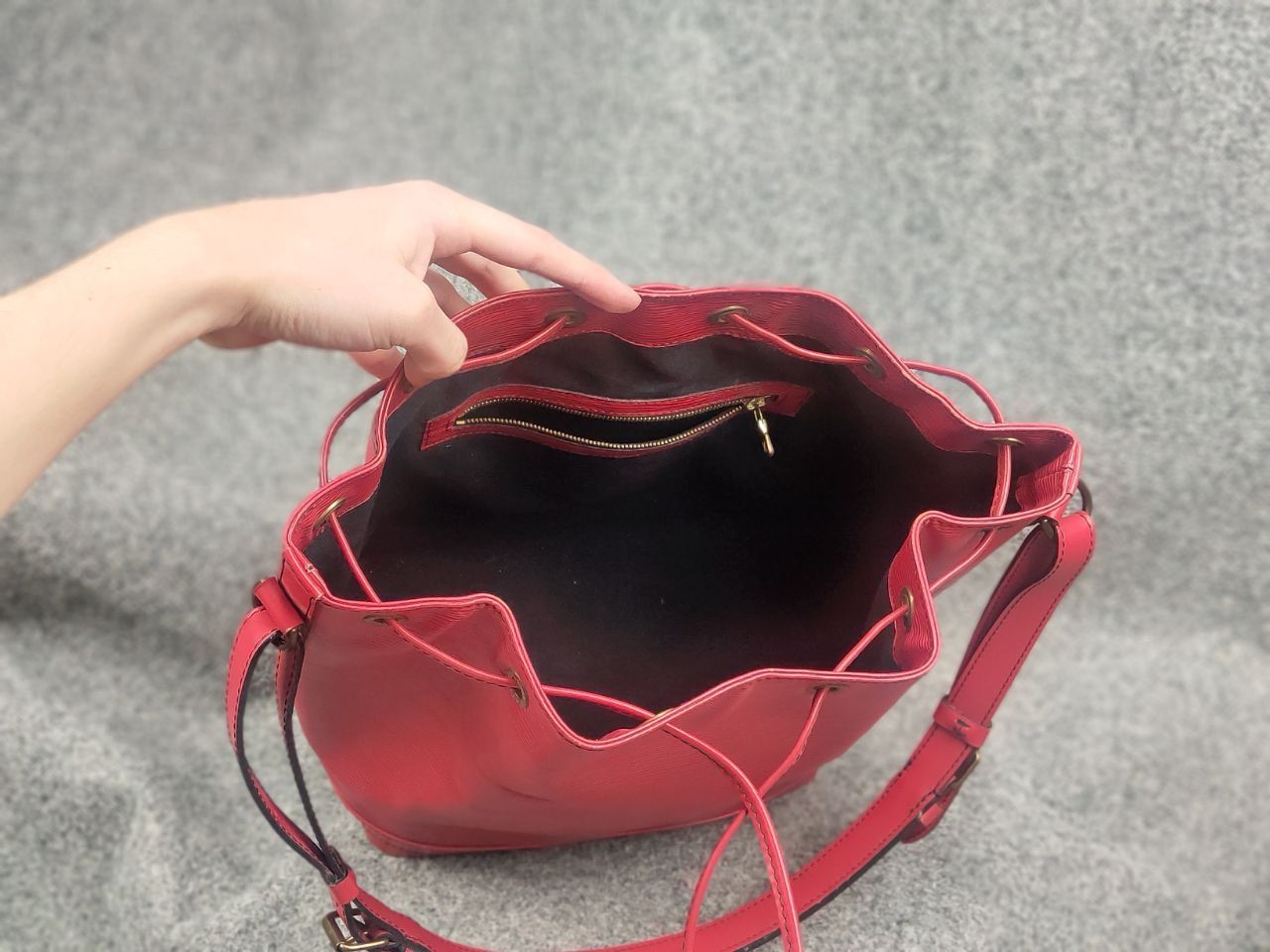 Louis Vuitton Louis Vuitton Noé Epi Vintage authentic Shoulder Red Bag Size ONE SIZE - 21 Thumbnail