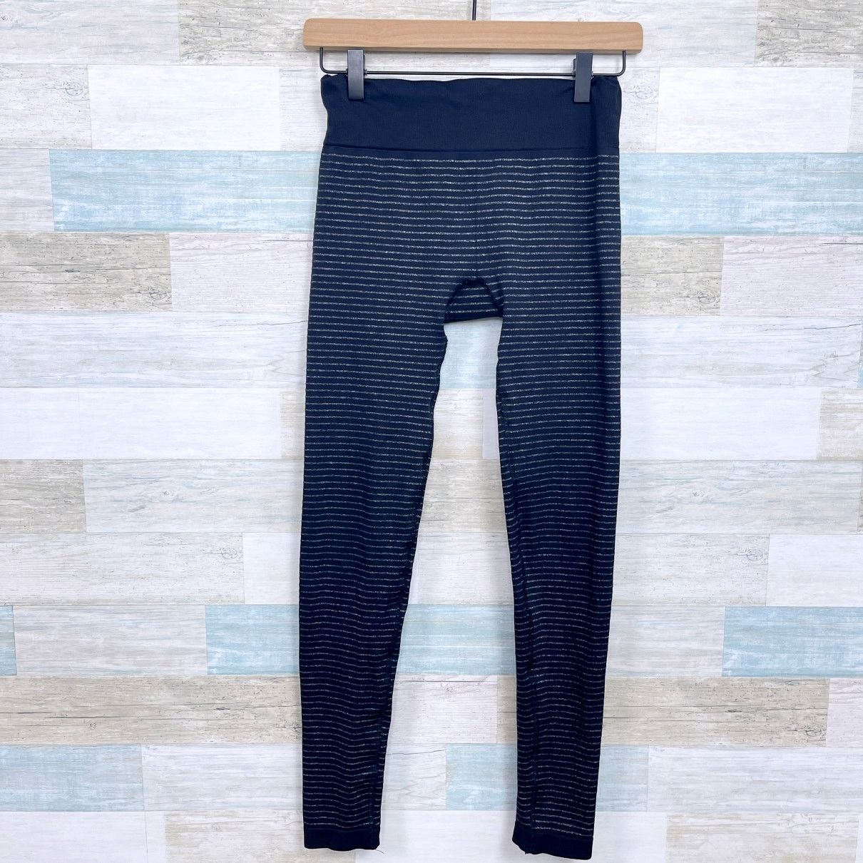 Athleta Athleta Shimmer Stripe Activewear Leggings Black Gray Yoga M Size 27" / US 4 / IT 40 - 1 Thumbnail