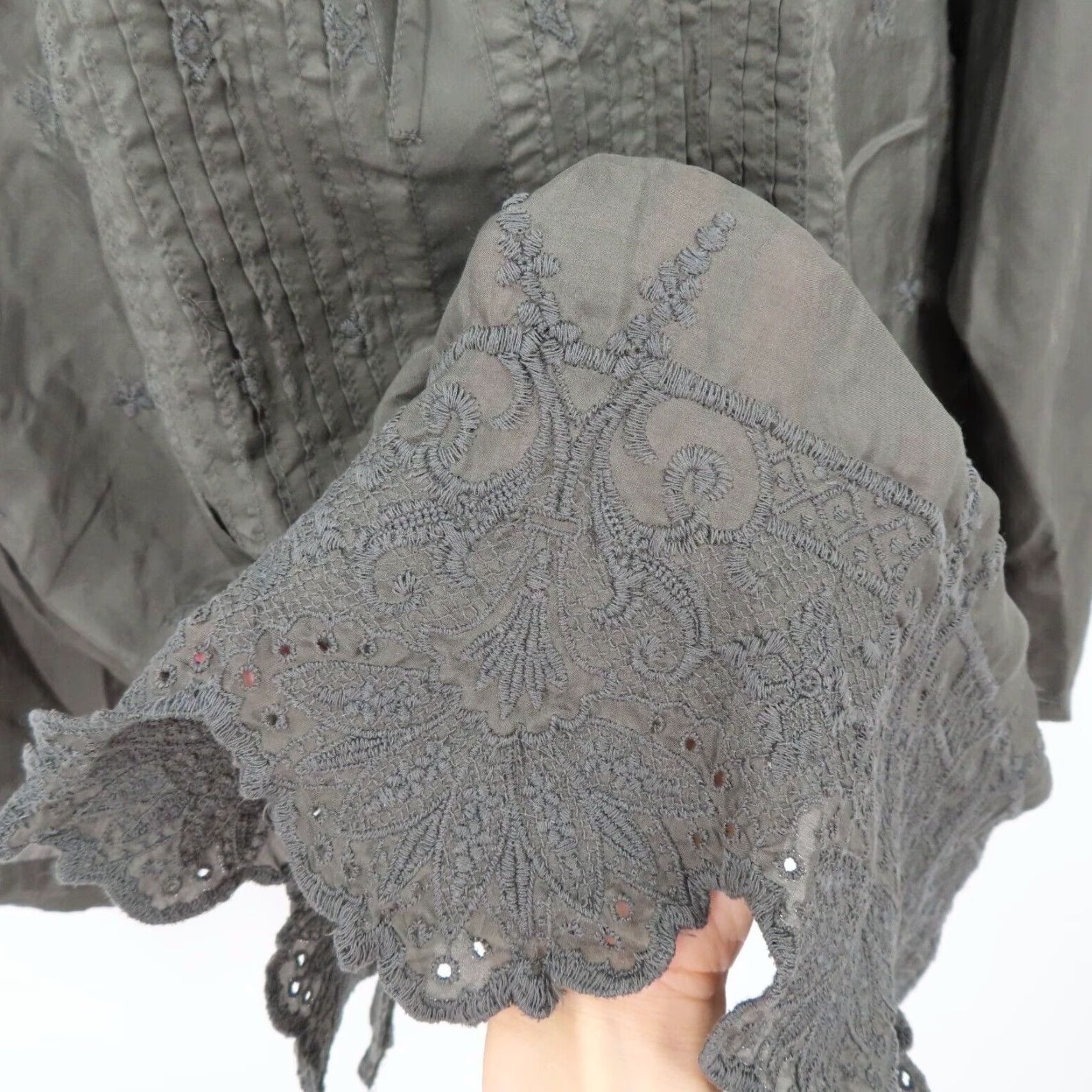 Johnny Was VINTAGE Johnny Was Women Blouse Shirt Top Embroidered Silk Gray M Medium Keyhole Casual Formal Workwear Size M / US 6-8 / IT 42-44 - 3 Thumbnail