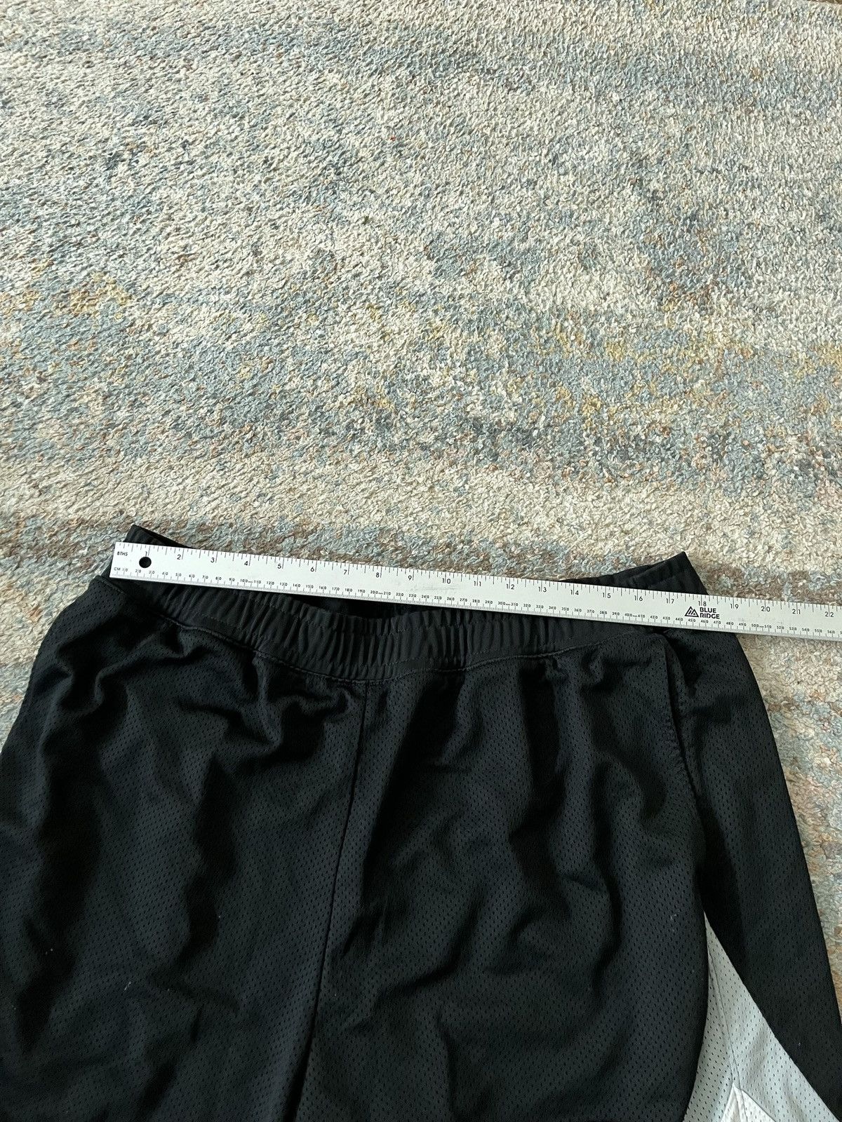 Jordan Brand VTG Jordan Shorts Y2K XL Black White Distressed Size US 34 / EU 50 - 4 Thumbnail