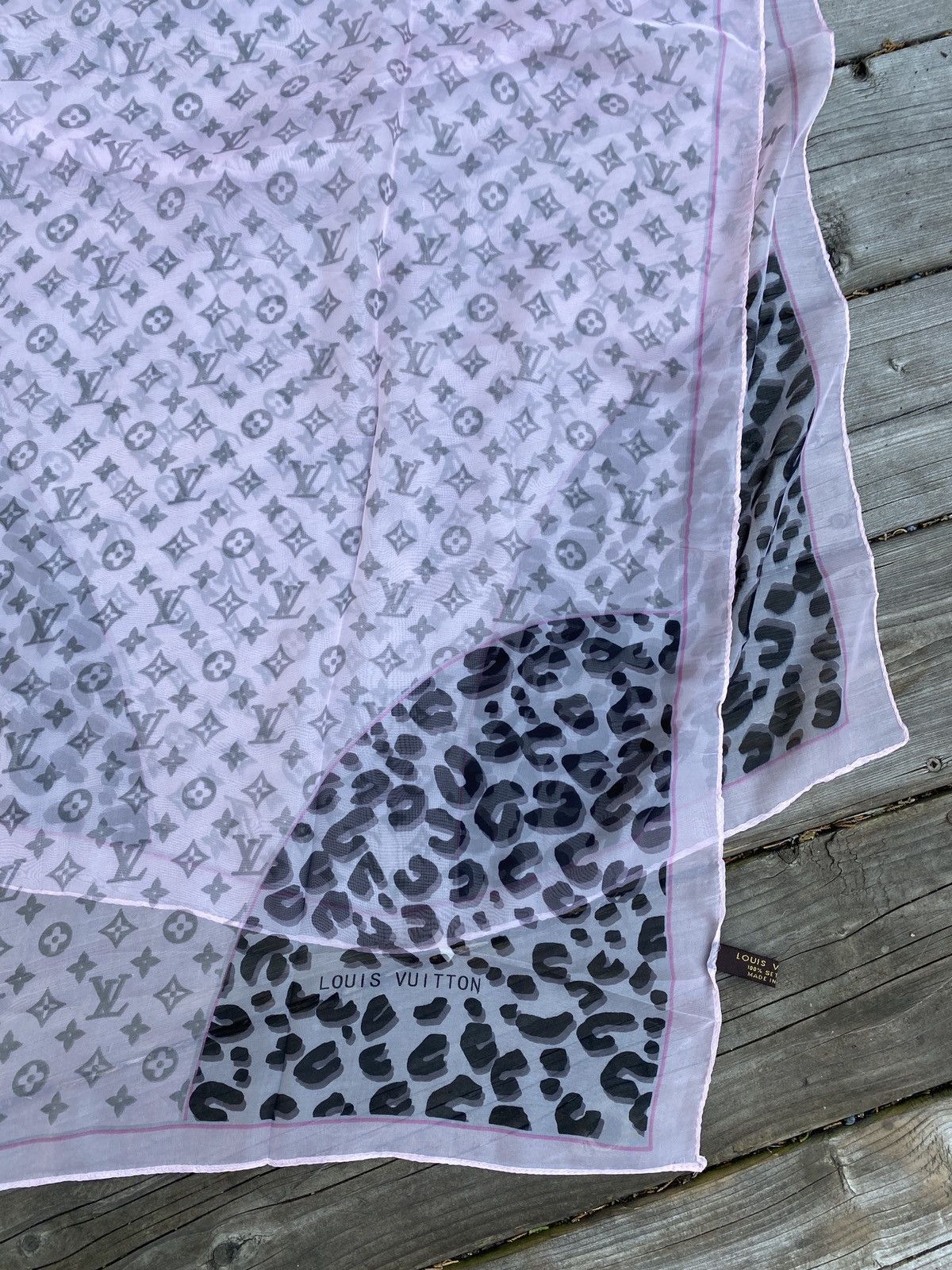 Louis Vuitton Pink 100% Silk Louis Vuitton Monogram Scarf Size ONE SIZE - 1 Thumbnail