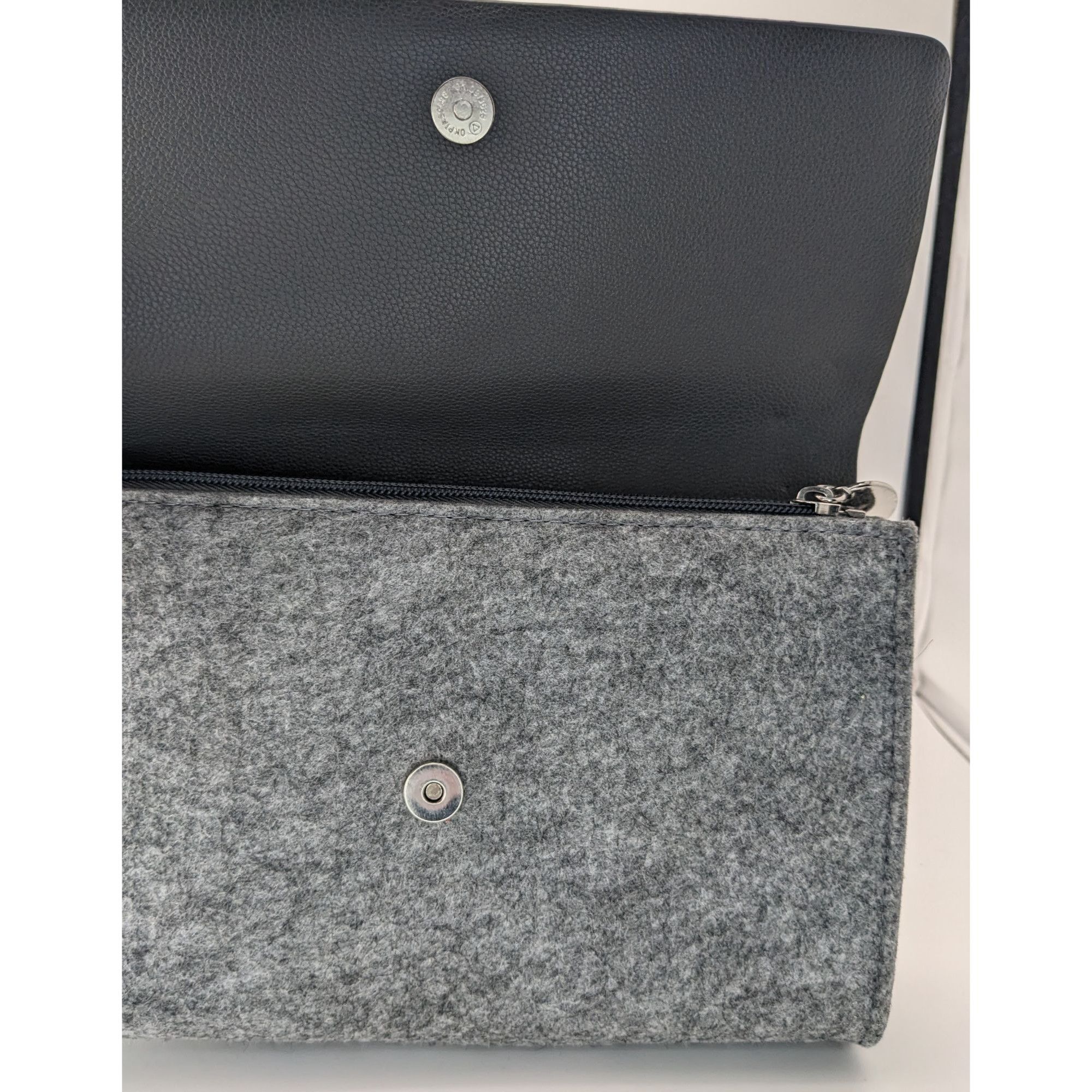 Other La Prairie Switzerland Grey Faux Leather & Felt Clutch Size ONE SIZE - 7 Thumbnail