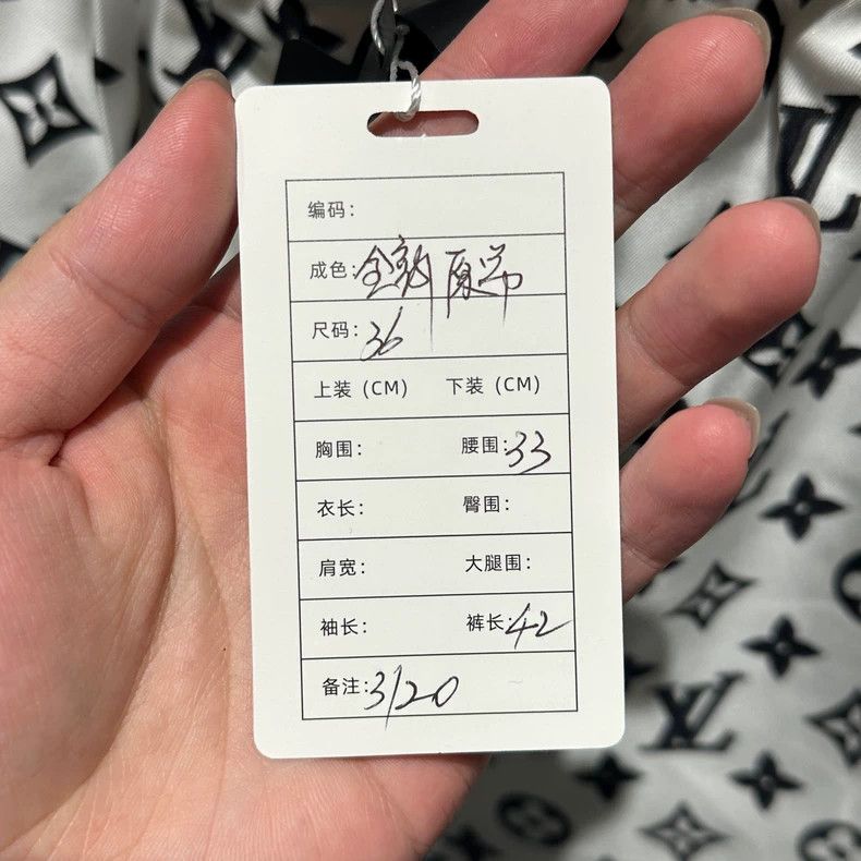 Louis Vuitton Louis Vuitton Black and white mulberry silk presbyopic pri Size US 36 / EU 52 - 5 Thumbnail