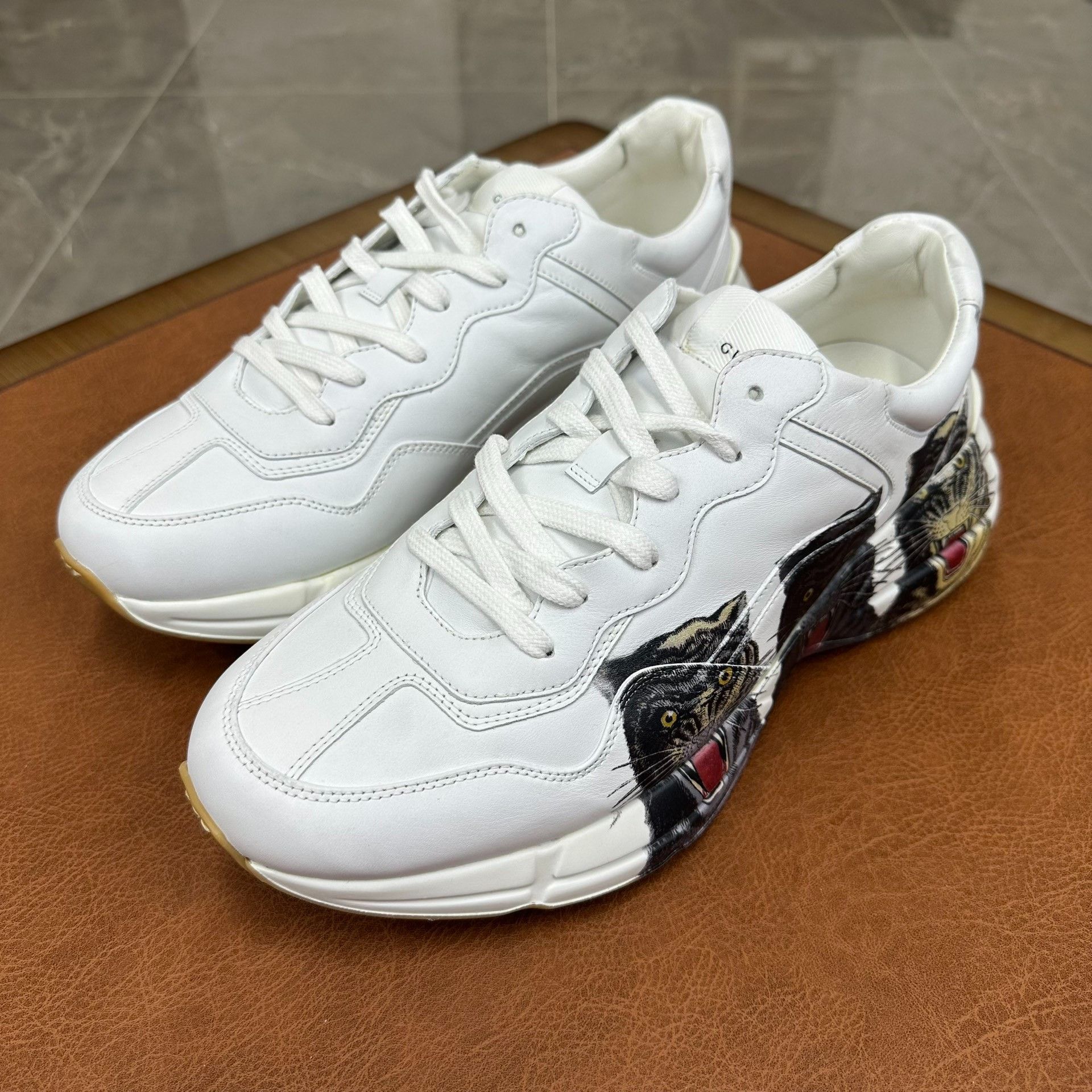 Gucci Gucci Tiger Printed White Lowtop Sneakers 12 Men Size US 12 / EU 45 - 1 Thumbnail