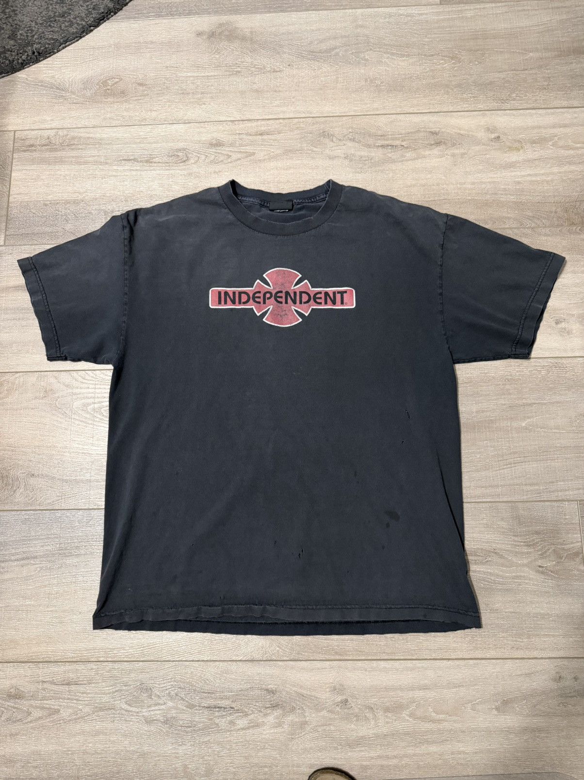Vintage Vintage Independent Iron Cross Faded T-Shirt Size US L / EU 52-54 / 3 - 1 Thumbnail